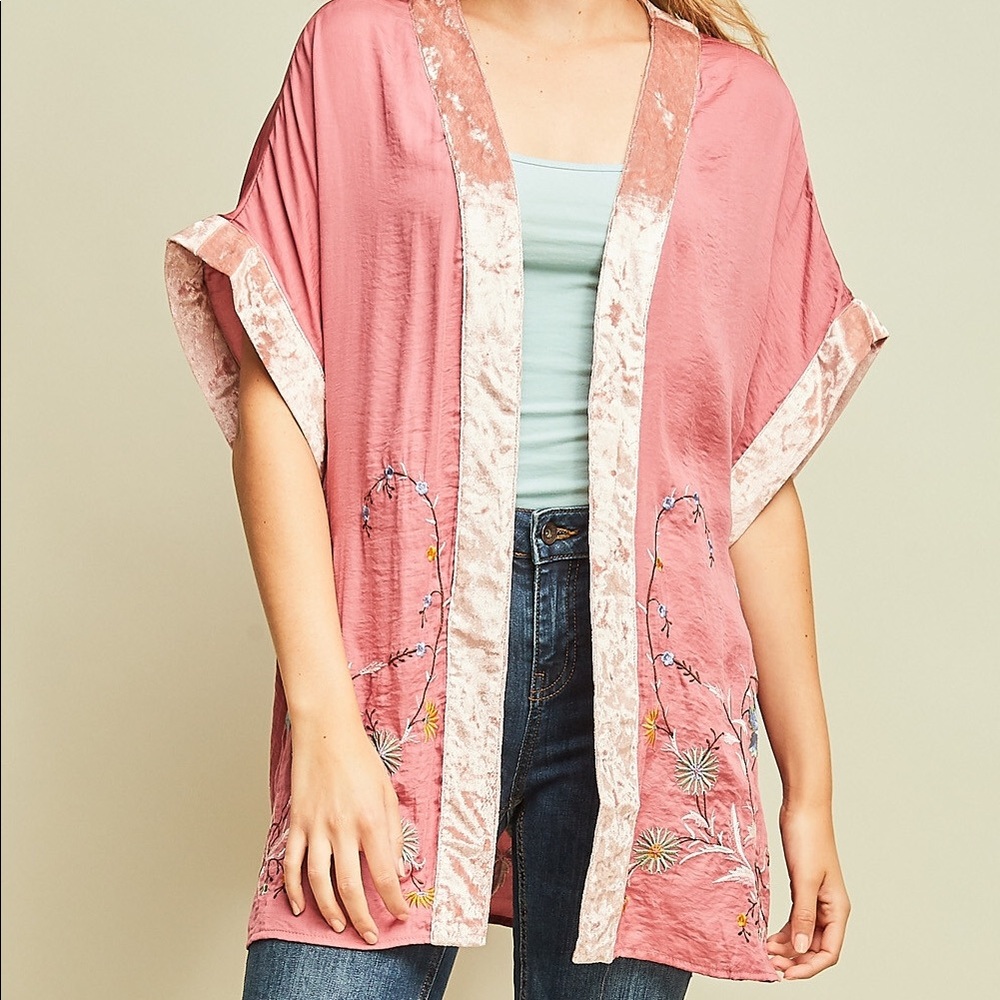 Kimono - Beautiful pink embroidered kimono! - Picture 5 of 7